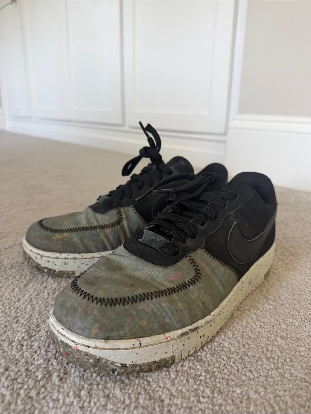 Nike Low Top Sneaker in Olive Green and Black